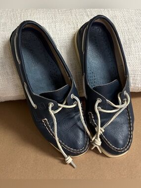 ⚓️ Sperry Navy Blue Leather Boat Shoes with White Laces
